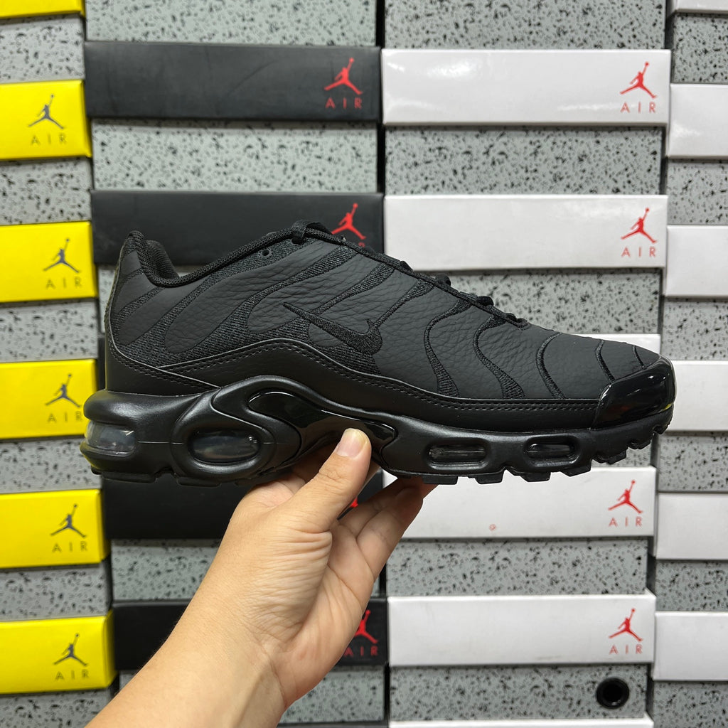 NIKE AIR MAX PLUS Triple BLACK
