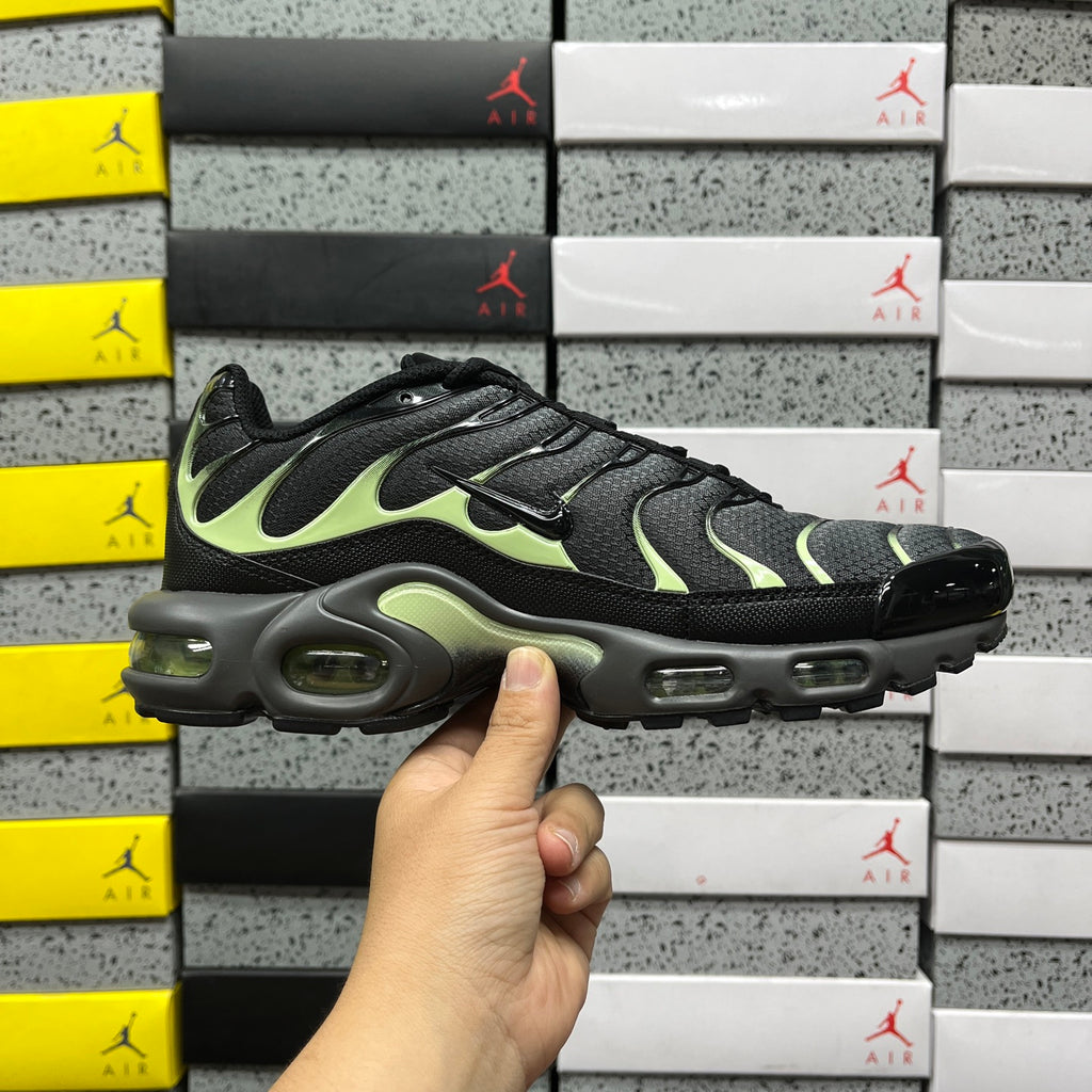 NIKE AIR MAX PLUS Iron Grey Light Liquid Lime Black