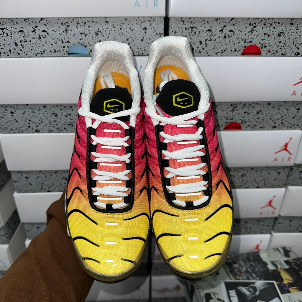 NIKE AIR MAX PLUS Yellow Pink Gradient
