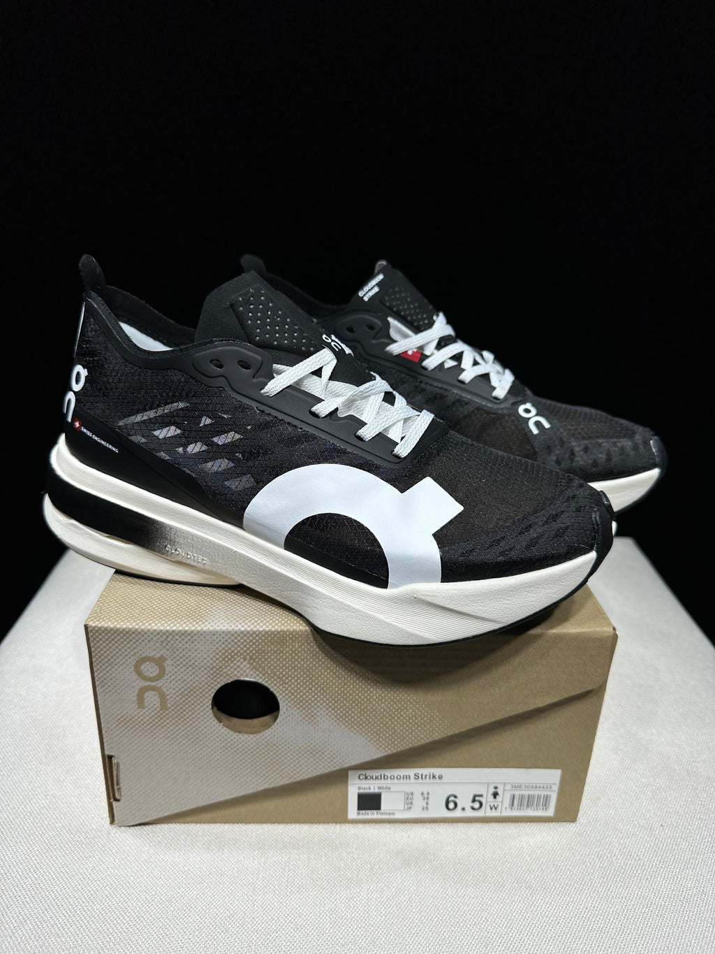 ON - Cloudboom Strike 'Black | White'