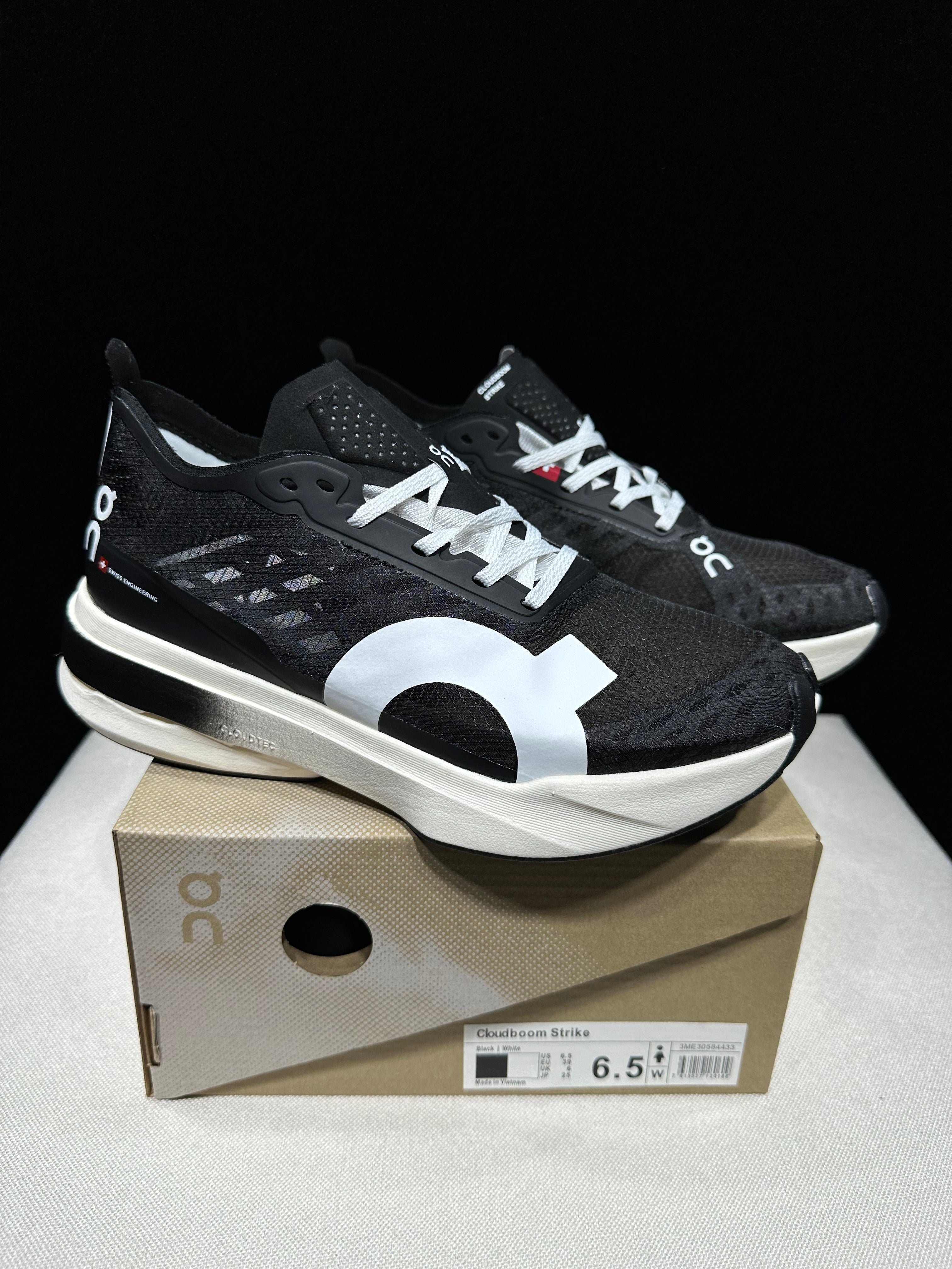 ON - Cloudboom Strike 'Black | White'