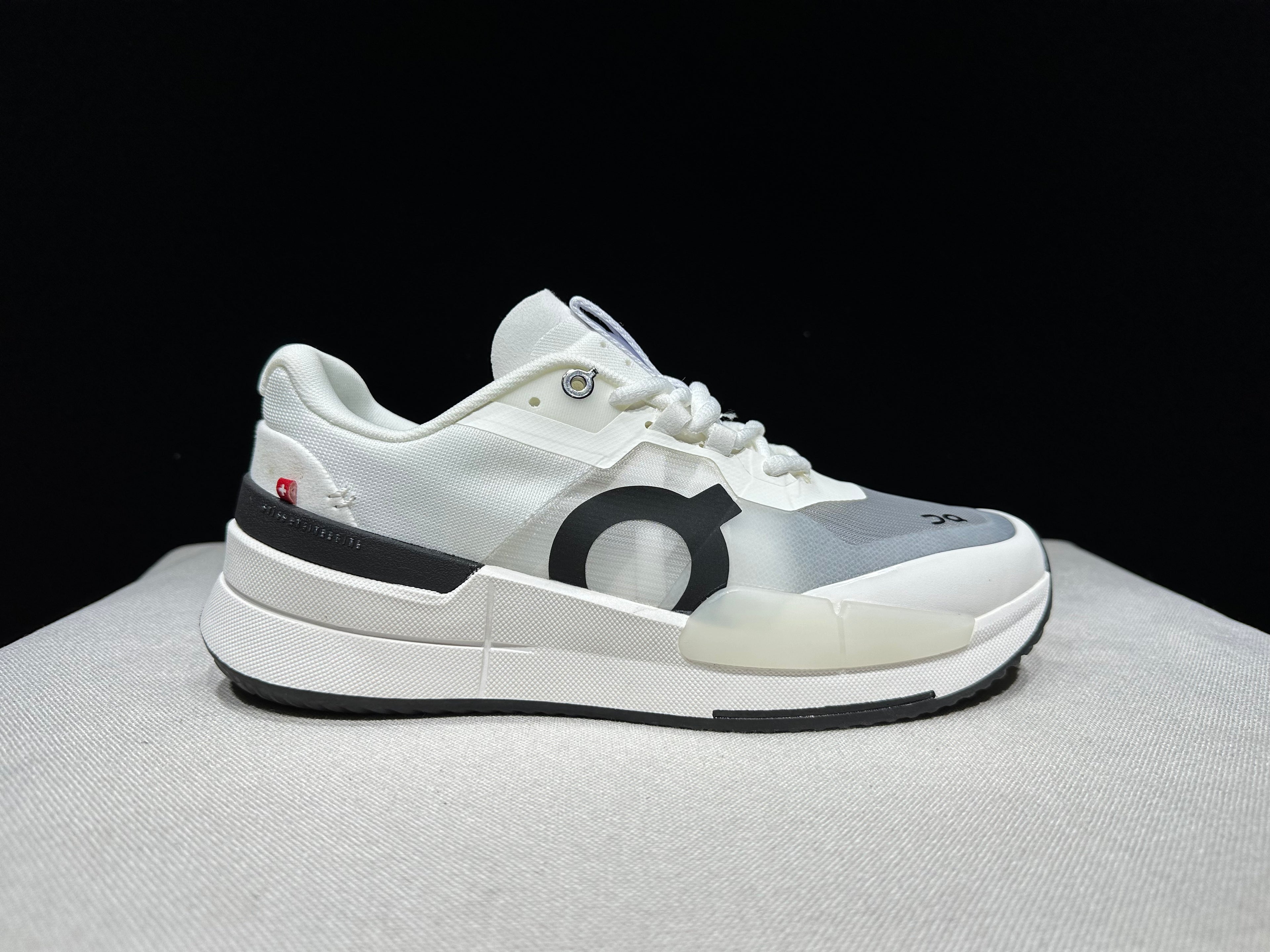 THE ROGER Pro 2 'White | Black'