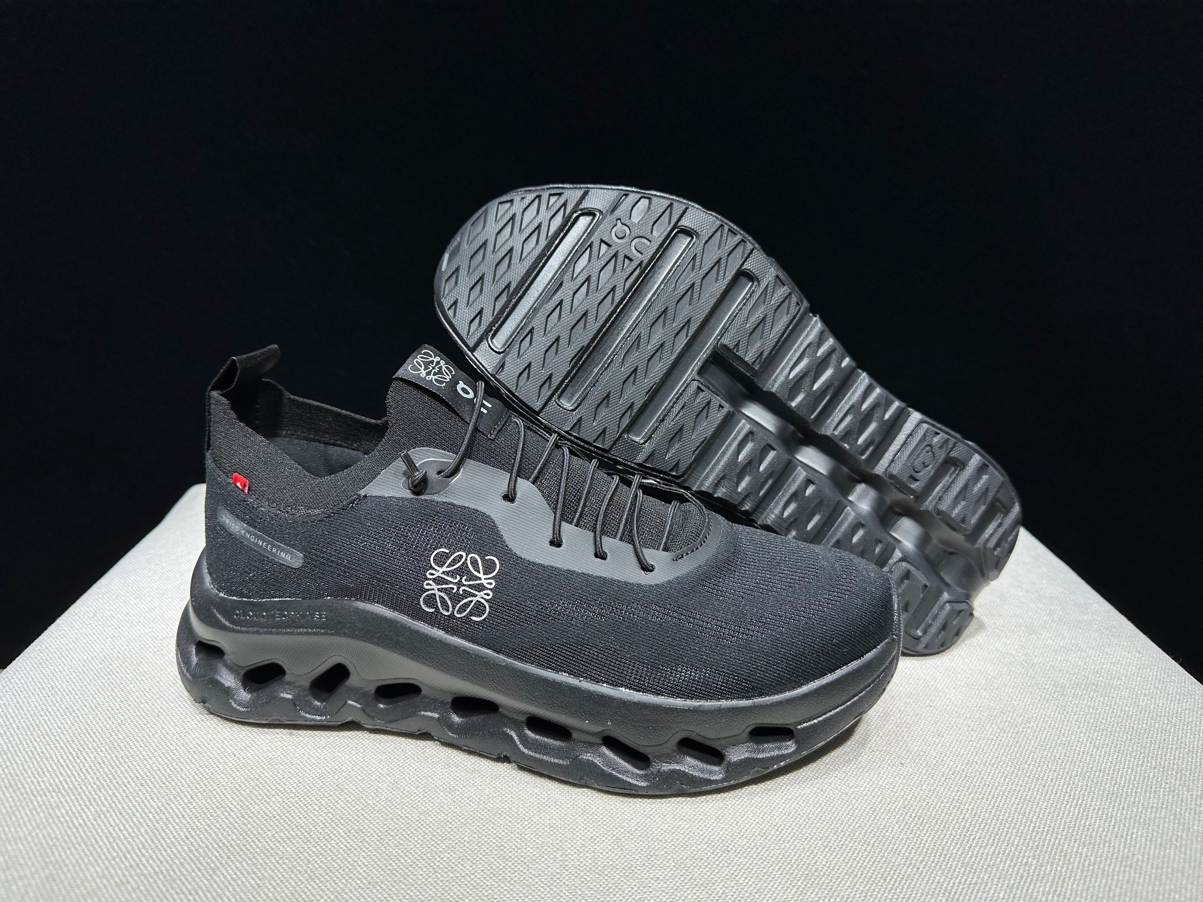 ON - Cloudtilt x Loewe 'All Black'