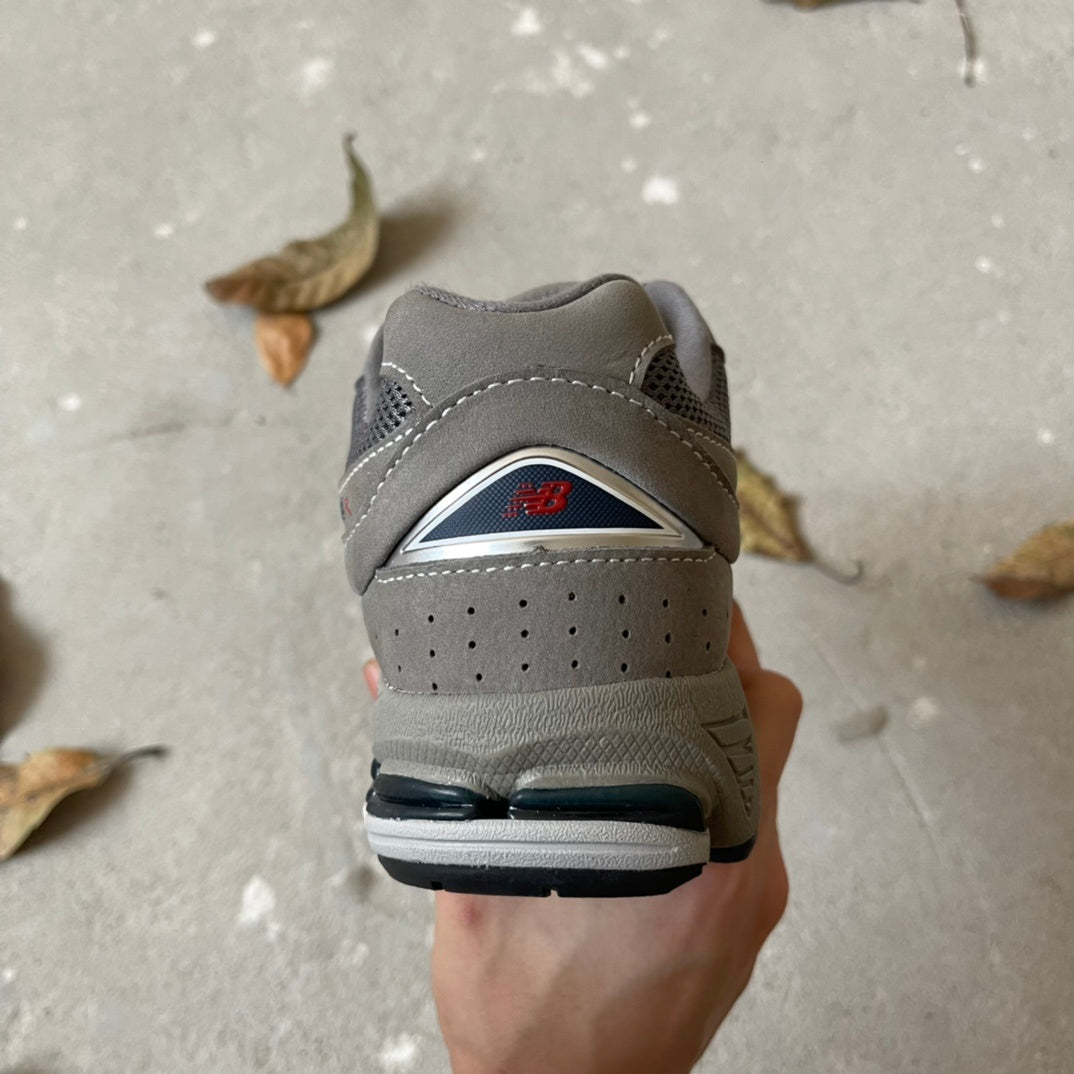 NEW BALANCE 2002R Light Grey