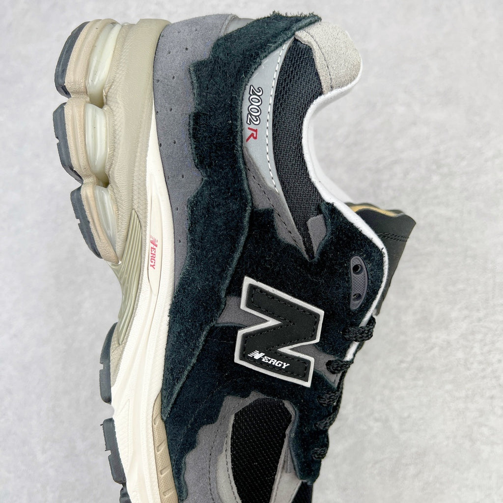 NEW BALANCE 2002R "Protection Pack" in Black/Grey