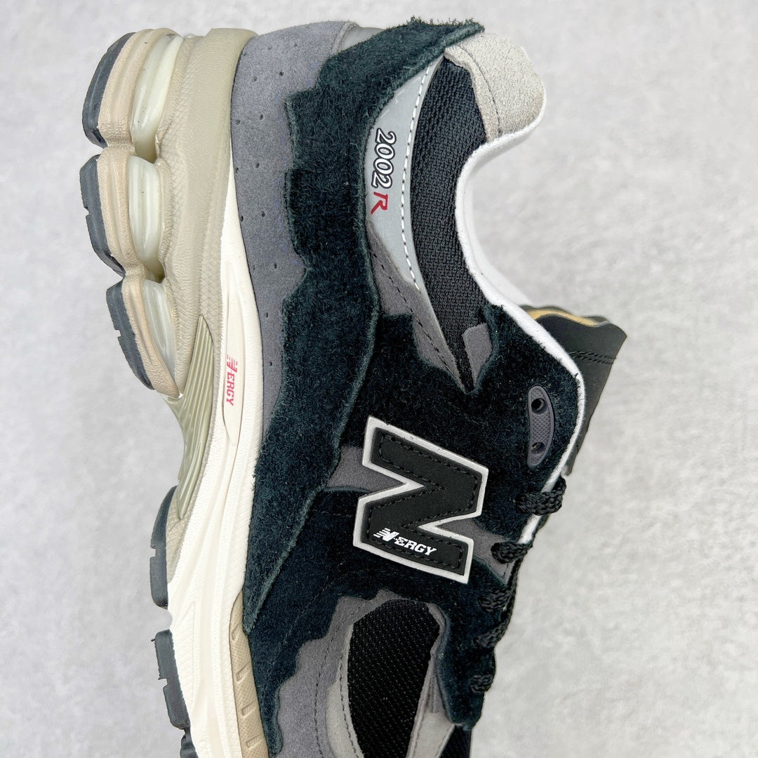 NEW BALANCE 2002R "Protection Pack" in Black/Grey