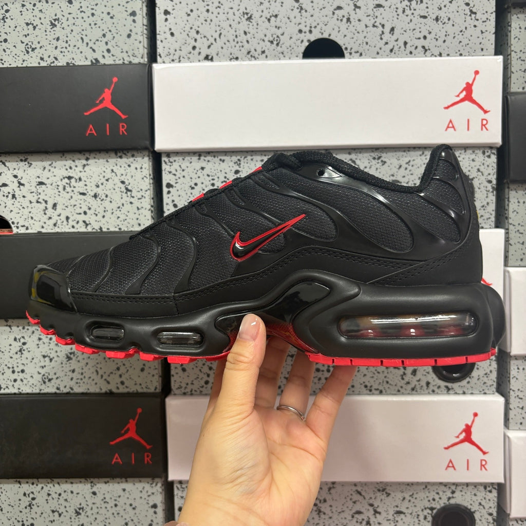 NIKE AIR MAX PLUS Black Red