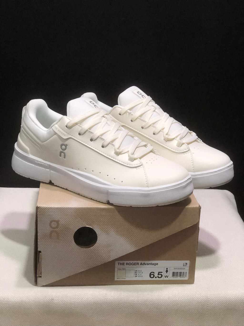 ON - ROGER FEDERER X THE ROGER CENTRE COURT BEIGE WHITE
