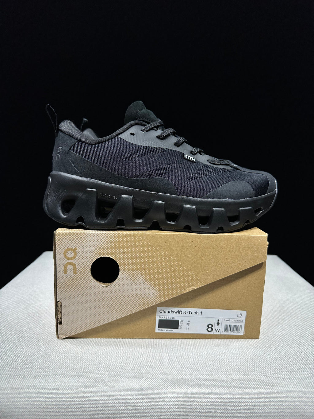ON - KITH K TECH 1 TRIPLE BLACK