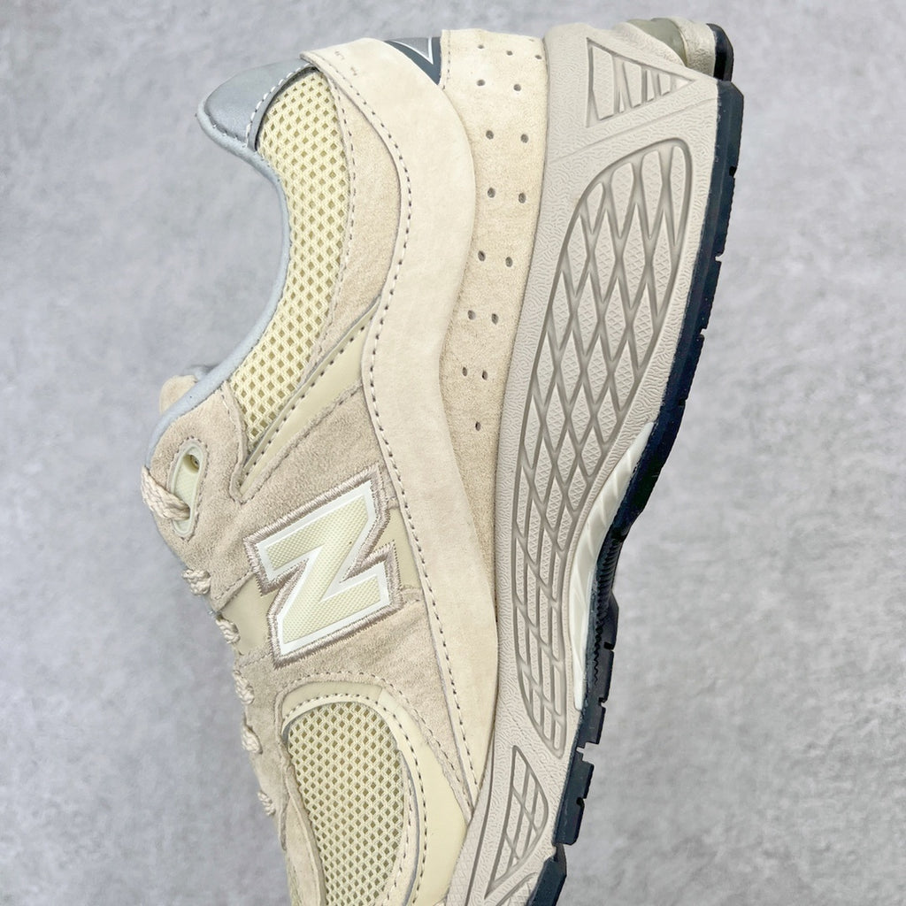 NEW BALANCE 2002R Bone Light Aluminum (or Calm Taupe / beige)