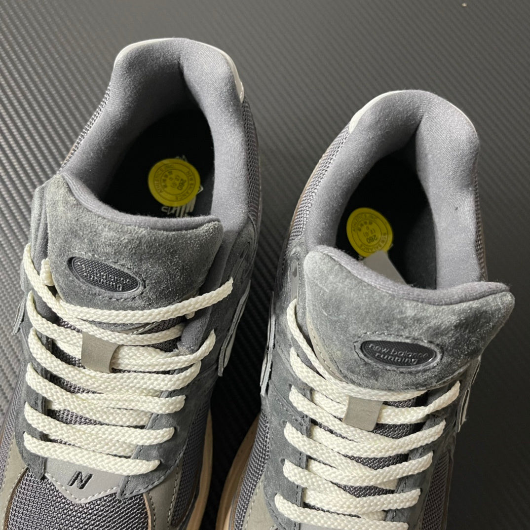 NEW BALANCE 2002R charcoal and grey