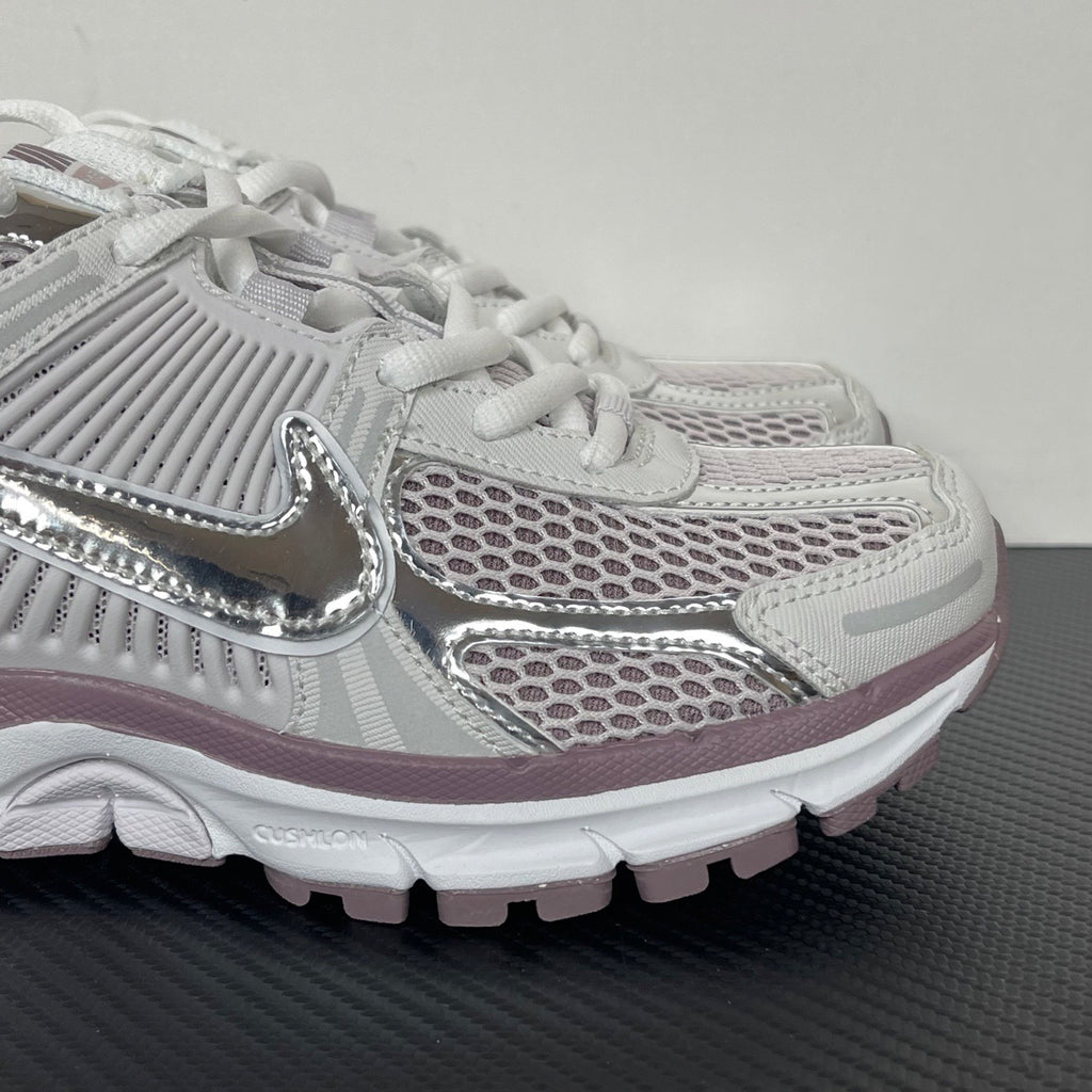 NIKE AIR ZOOM VOMERO 5 Metallic Silver / Platinum Violet