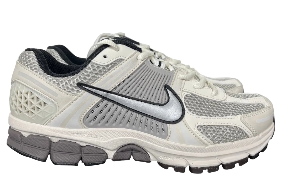NIKE AIR ZOOM VOMERO 5 Phantom / Metallic Platinum – Light Iron Ore