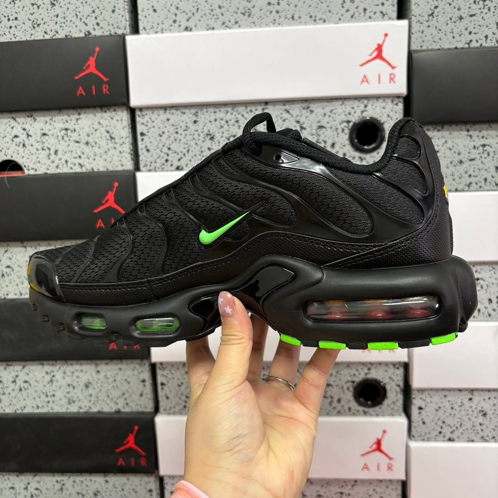 NIKE AIR MAX PLUS Black Green Strike