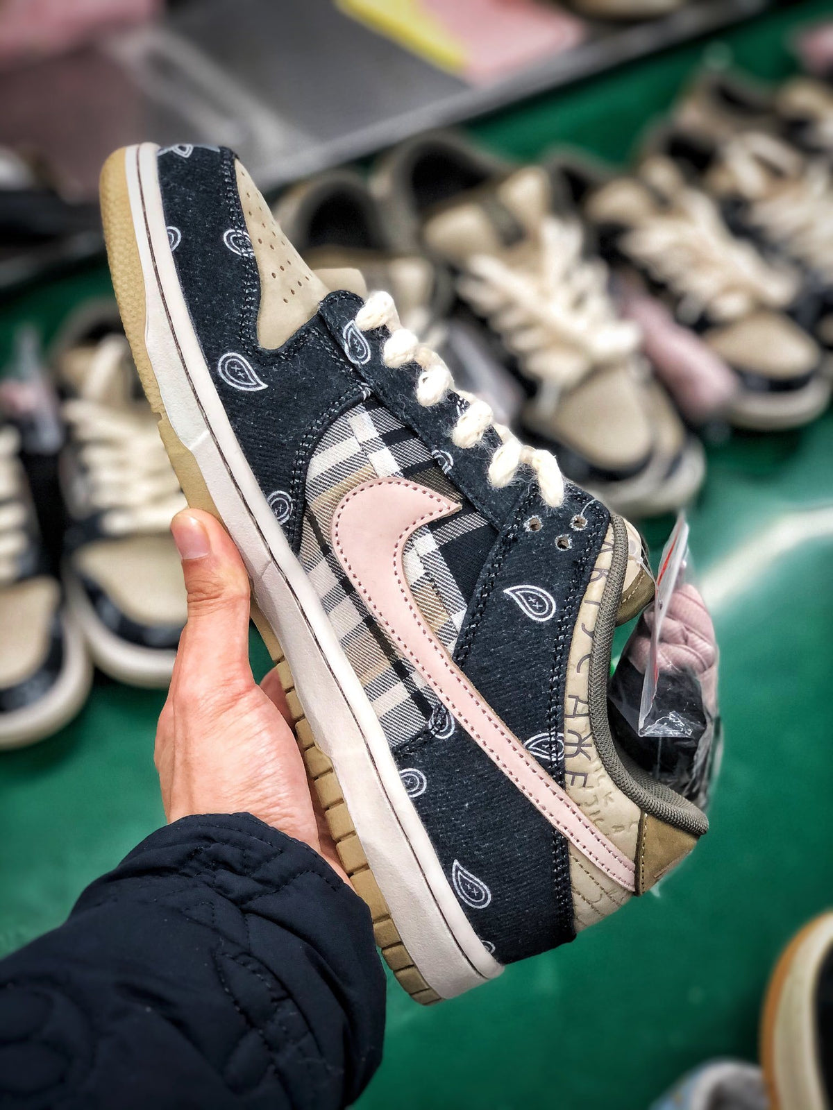 Nike SB Dunk  Low Travis Scott ("Cactus Jack")
