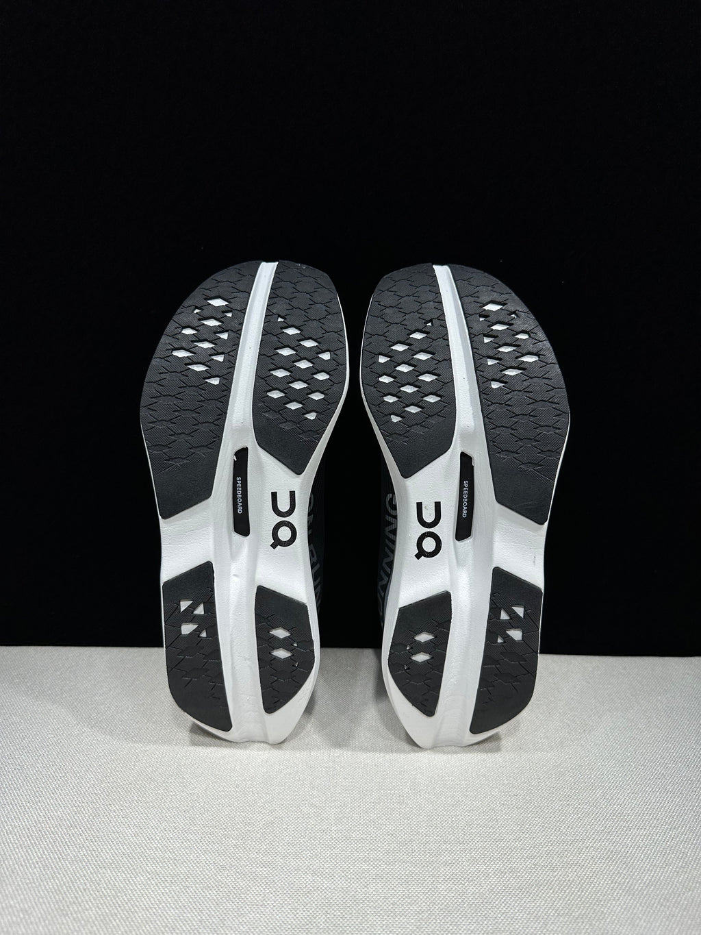 ON - CLOUDBOOM VOLT BLACK WHITE LOGO