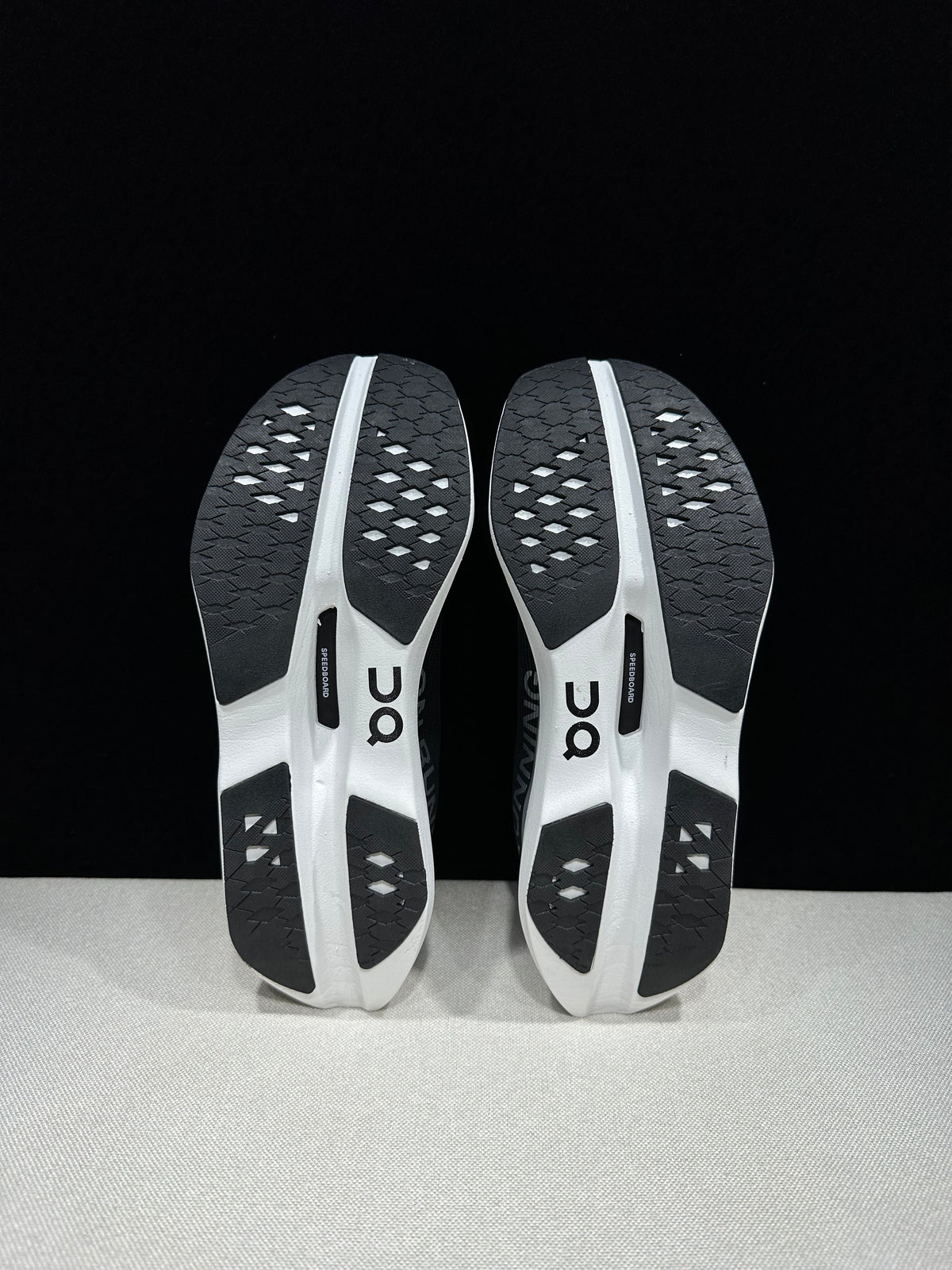 ON - CLOUDBOOM VOLT BLACK WHITE LOGO