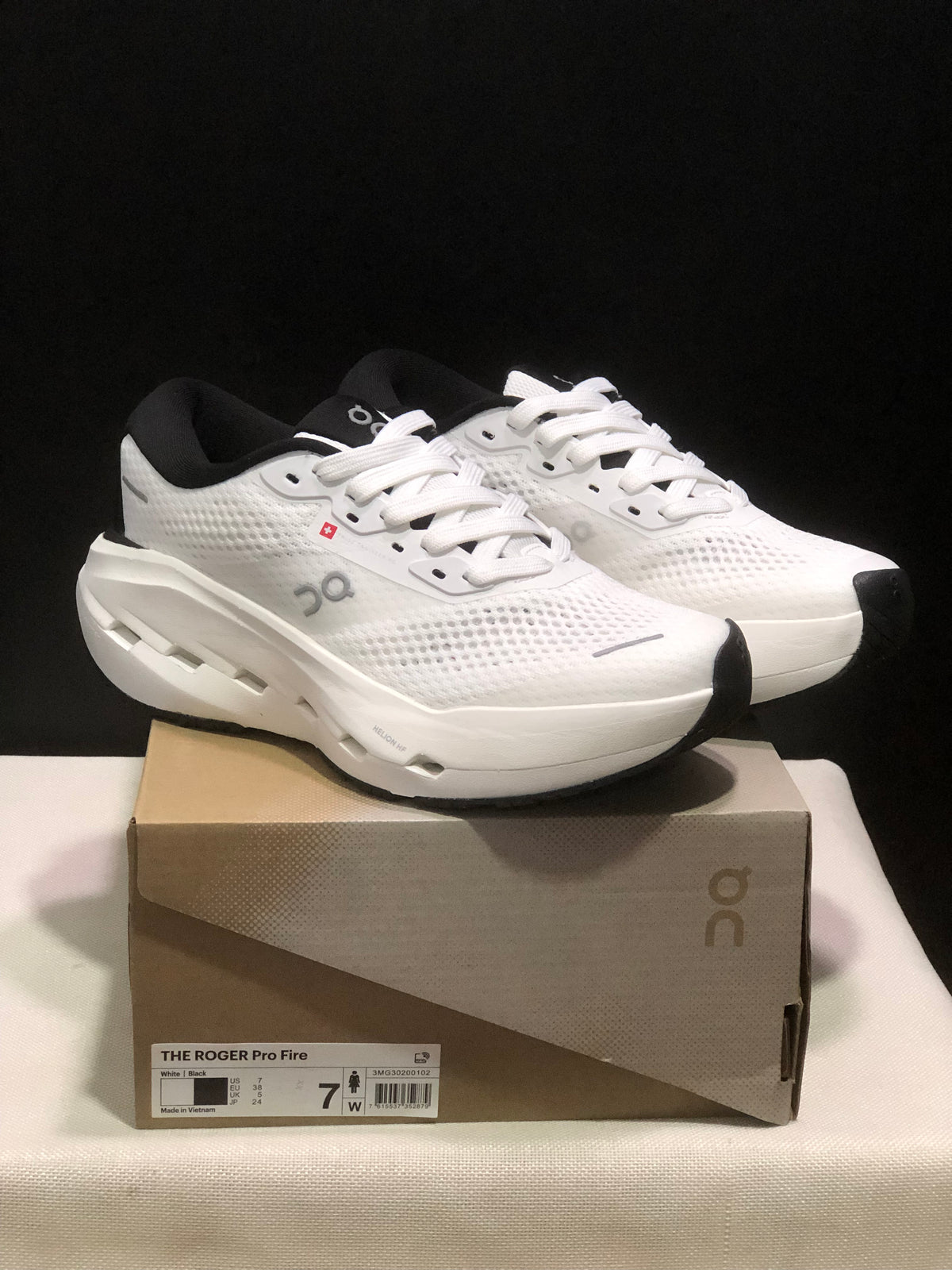 ON- Cloudrunner 3 Max White Black