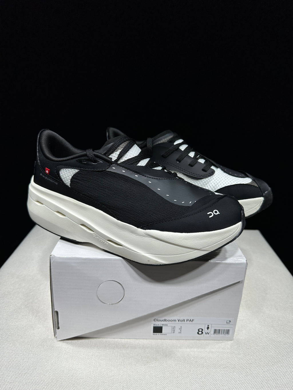 ON - CLOUDBOOM VOLT BLACK WHITE