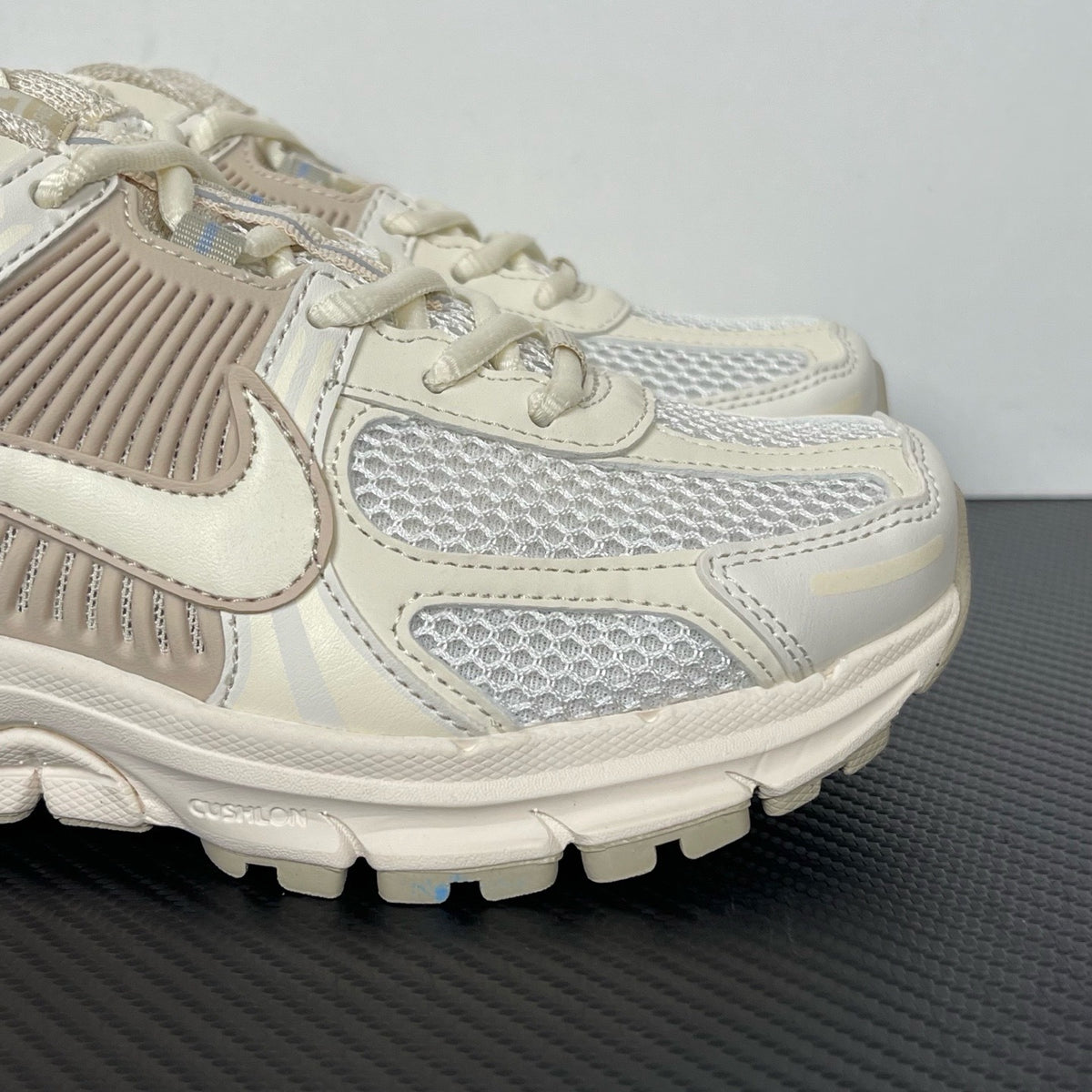 NIKE AIR ZOOM VOMERO 5  Sail / Light Orewood Brown