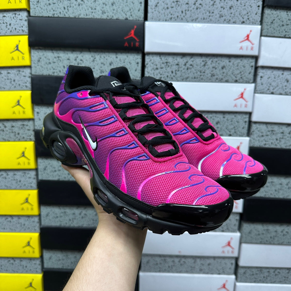 NIKE AIR MAX PLUS Rebellious Air Fireberry