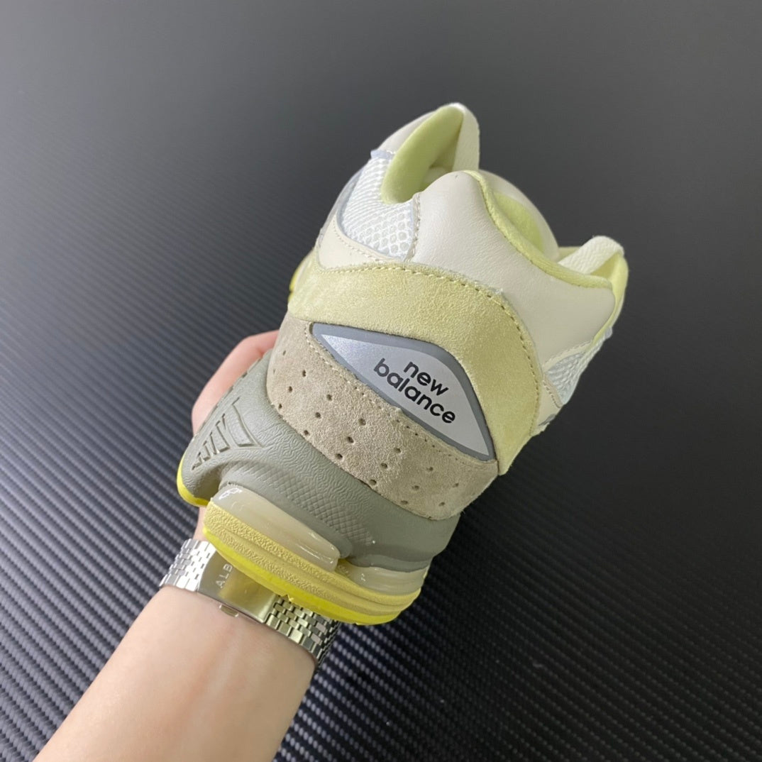 NEW BALANCE 2002R AURALEE 'White'  beige and brown