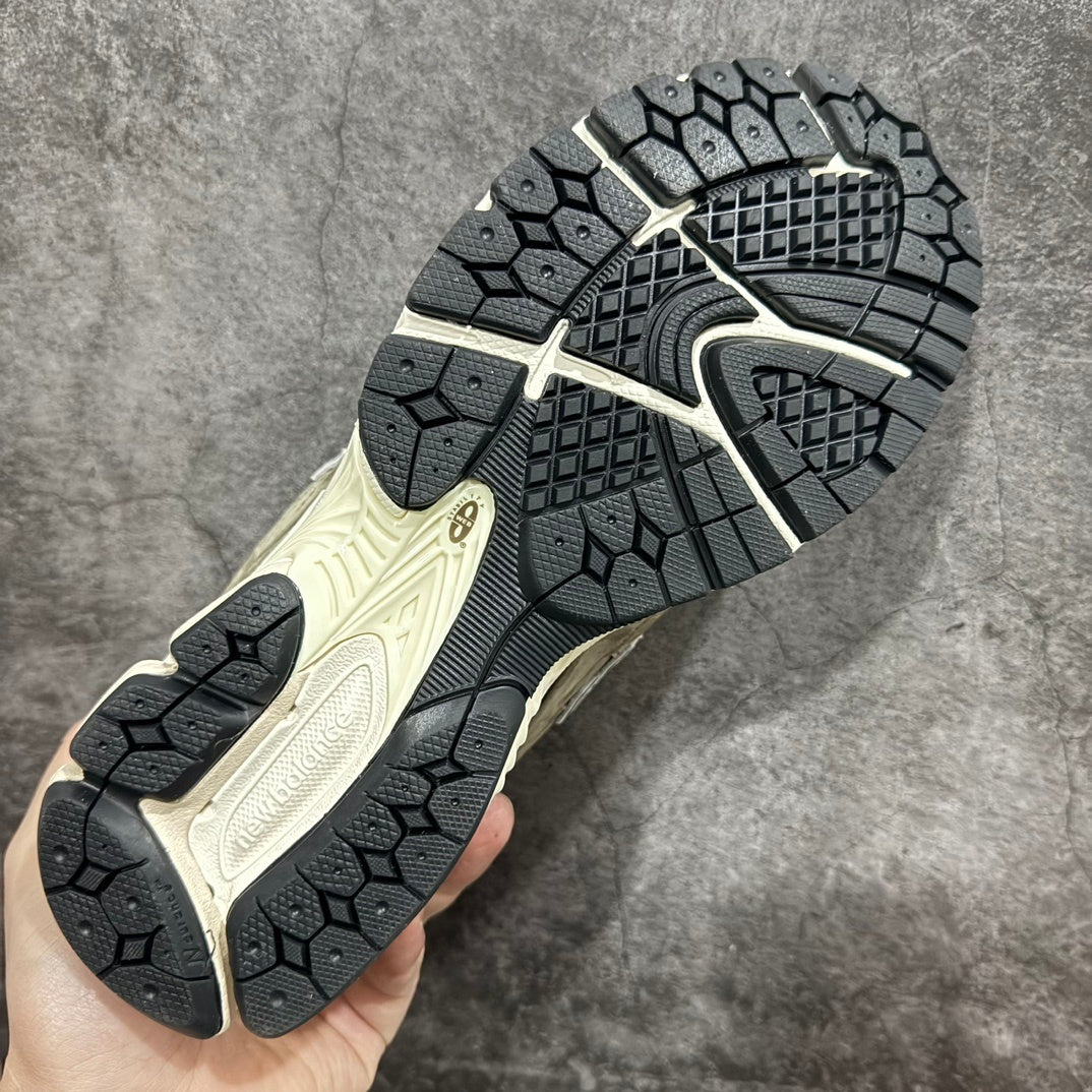 NEW BALANCE 2002R  "Dark Camo" (Olive Brown)