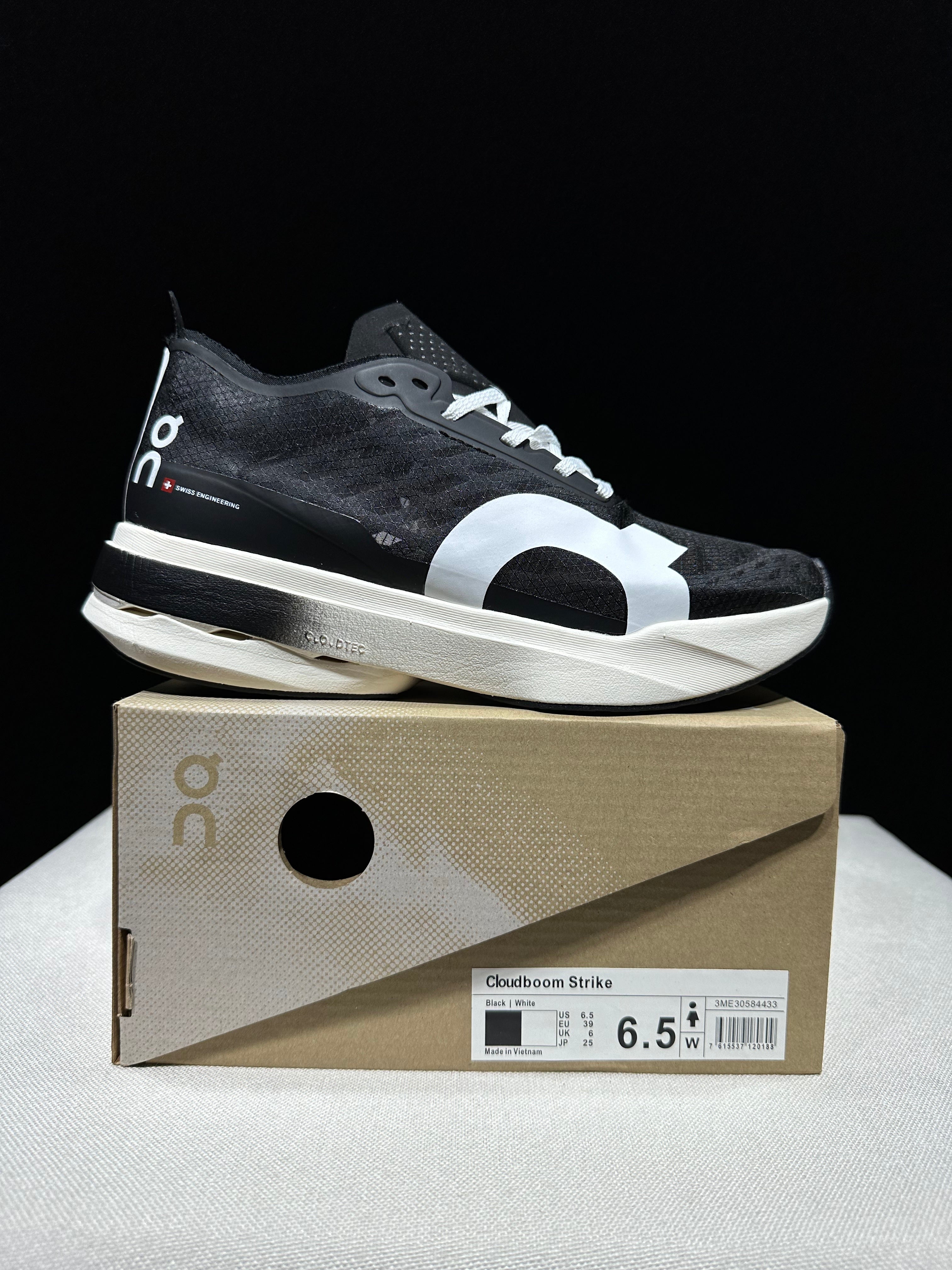 ON - Cloudboom Strike 'Black | White'