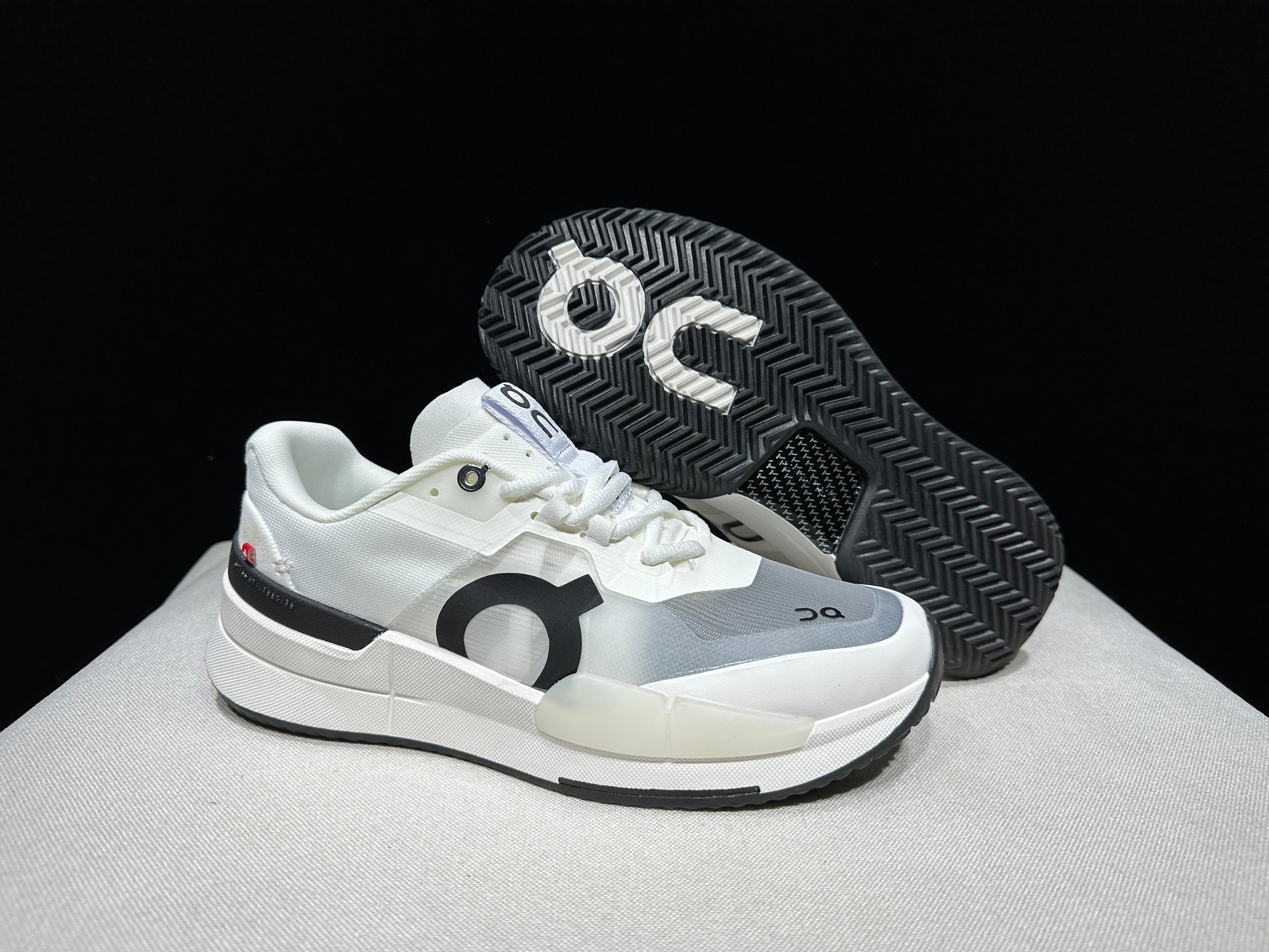 THE ROGER Pro 2 'White | Black'