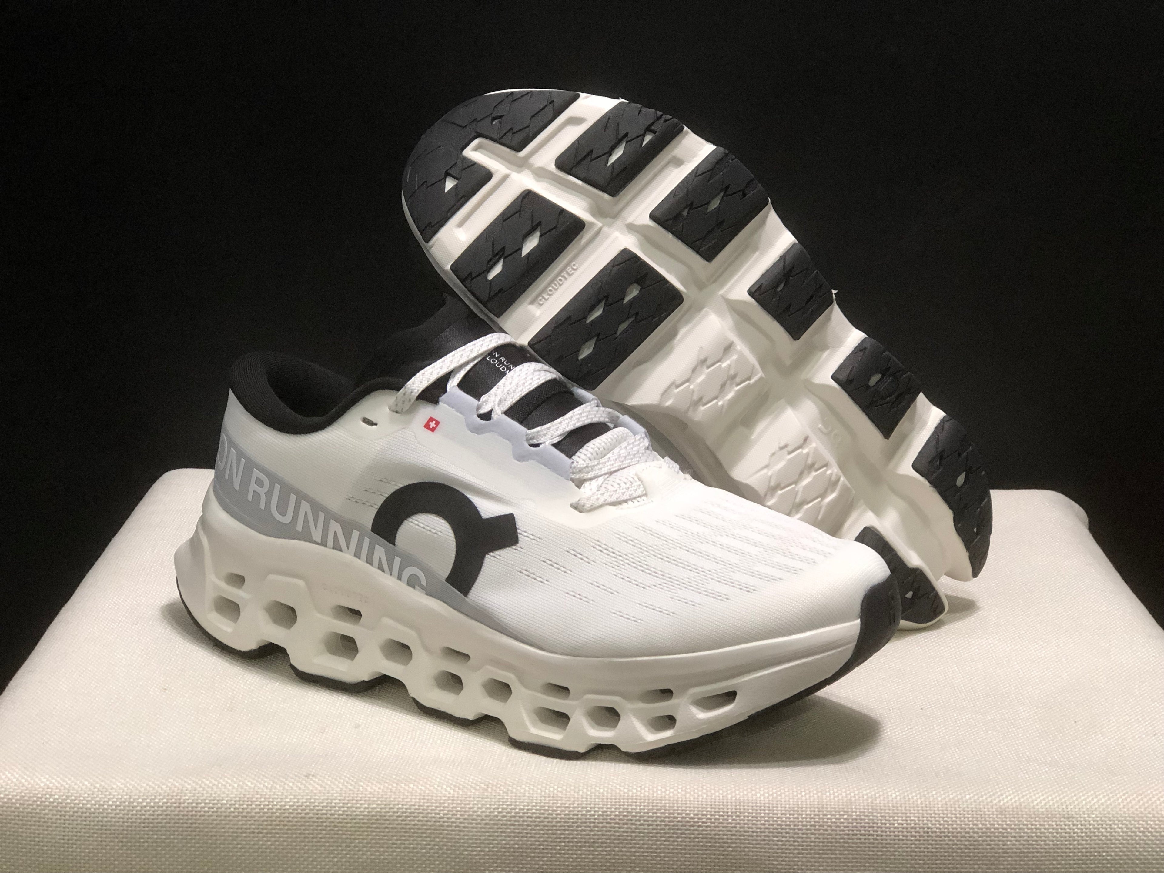 ON - Cloundmonster 3 'White | White'