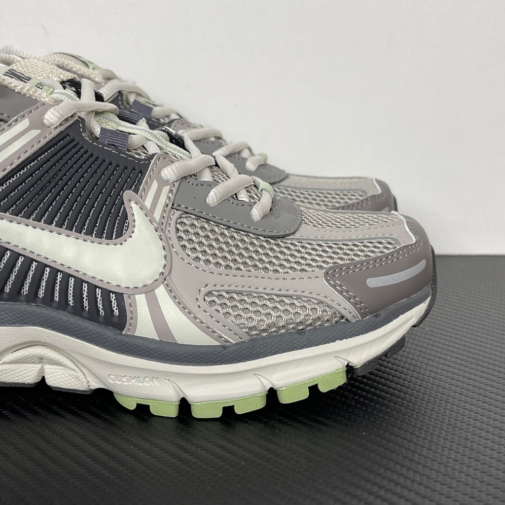 NIKE AIR ZOOM VOMERO 5 "Cobblestone / Flat Pewter"