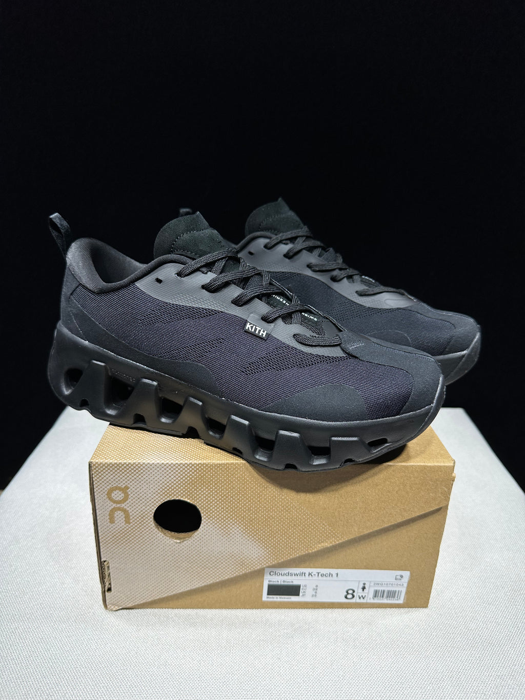 ON - KITH K TECH 1 TRIPLE BLACK
