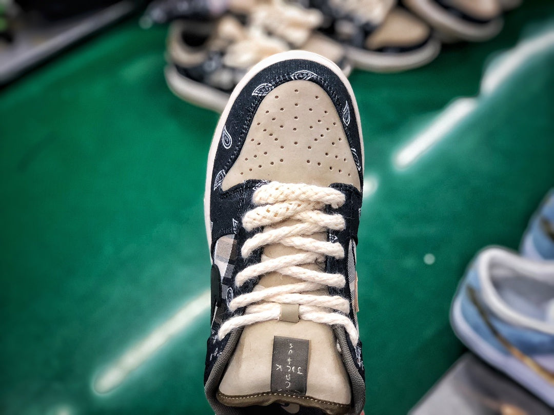 Nike SB Dunk  Low Travis Scott ("Cactus Jack")