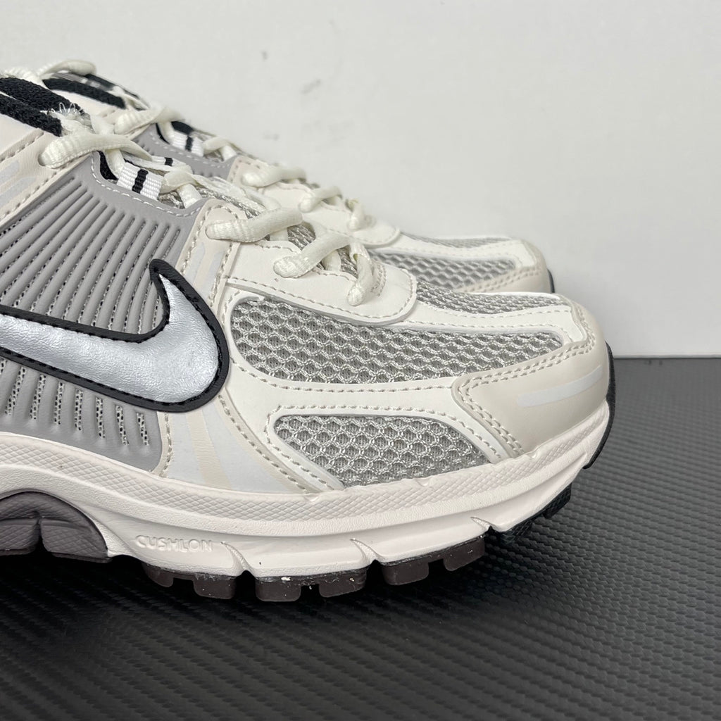 NIKE AIR ZOOM VOMERO 5 Phantom / Metallic Platinum – Light Iron Ore
