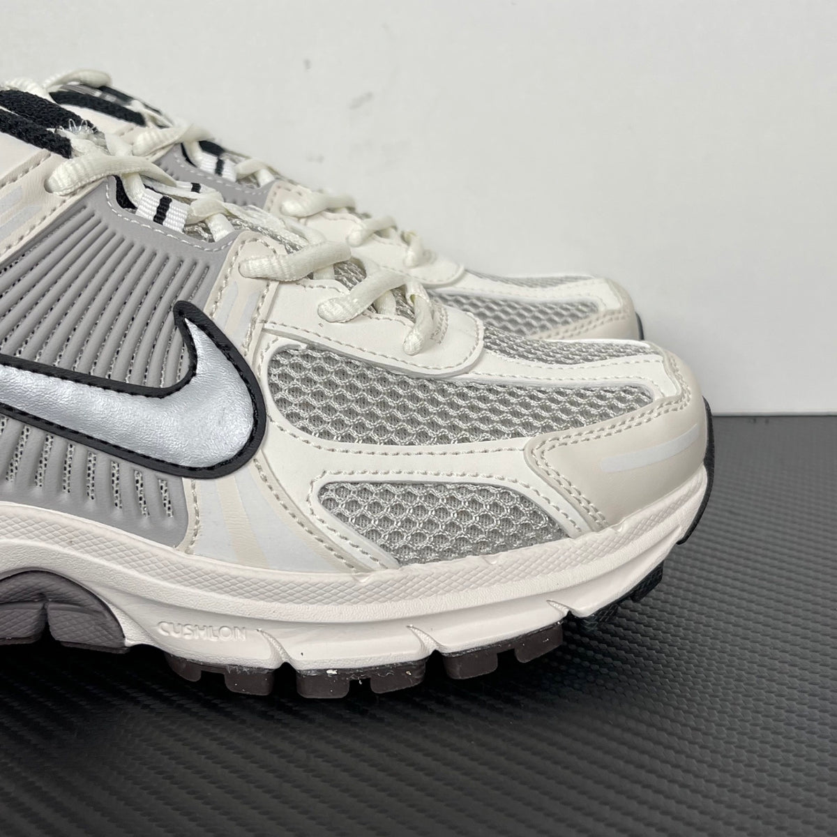 NIKE AIR ZOOM VOMERO 5 Phantom / Metallic Platinum – Light Iron Ore