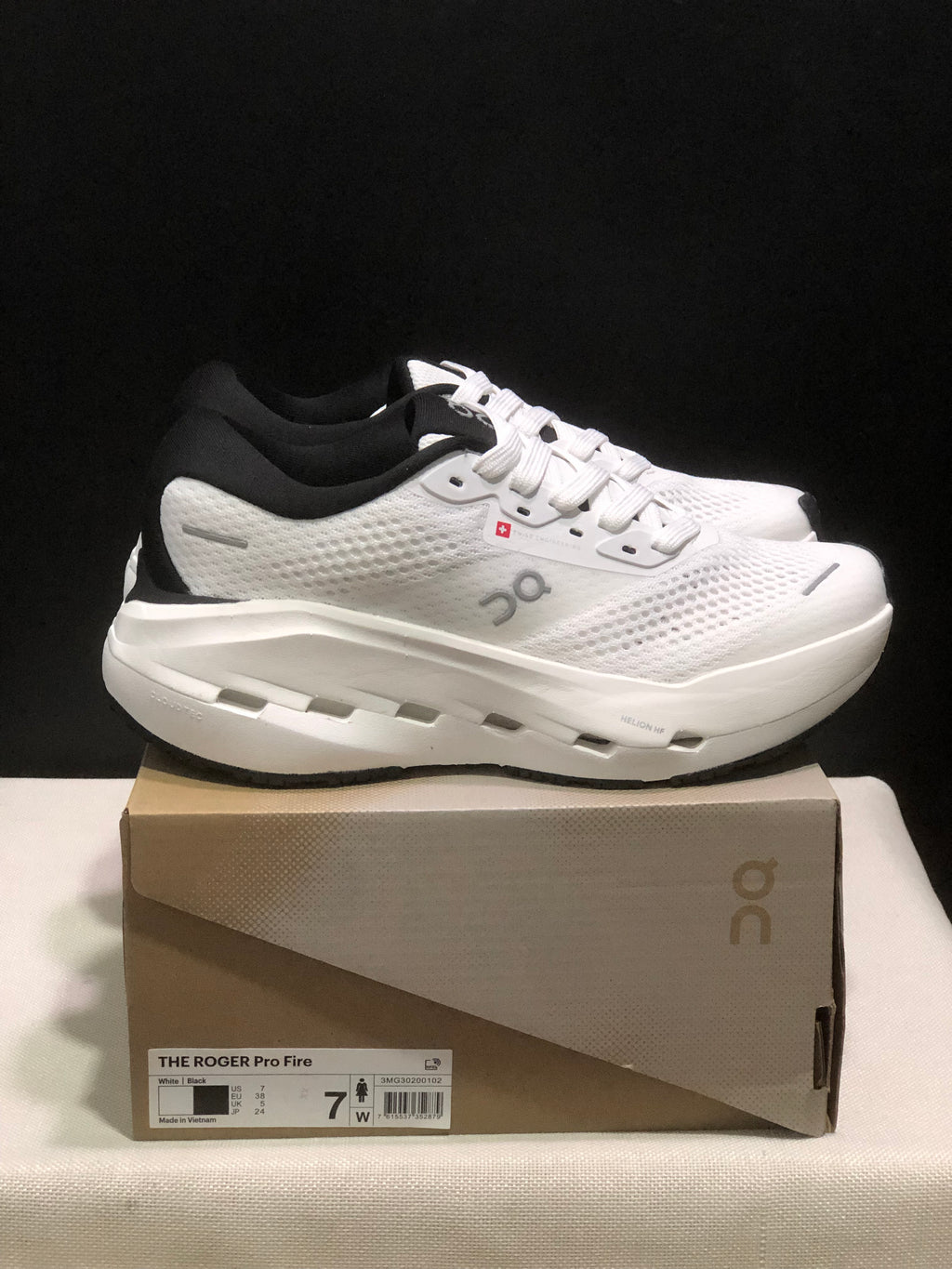 ON- Cloudrunner 3 Max White Black