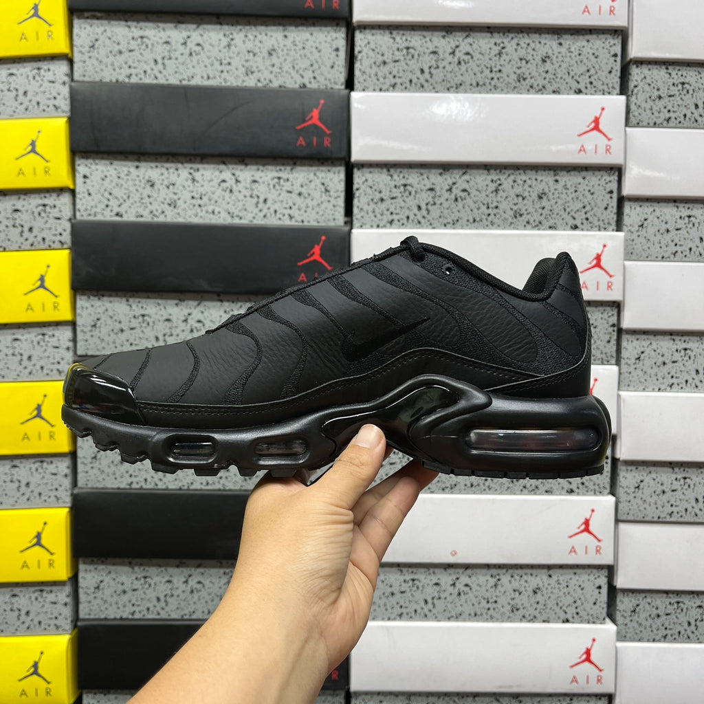 NIKE AIR MAX PLUS Triple BLACK