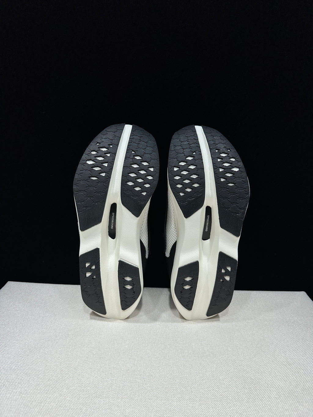 ON - CLOUDBOOM VOLT BLACK WHITE
