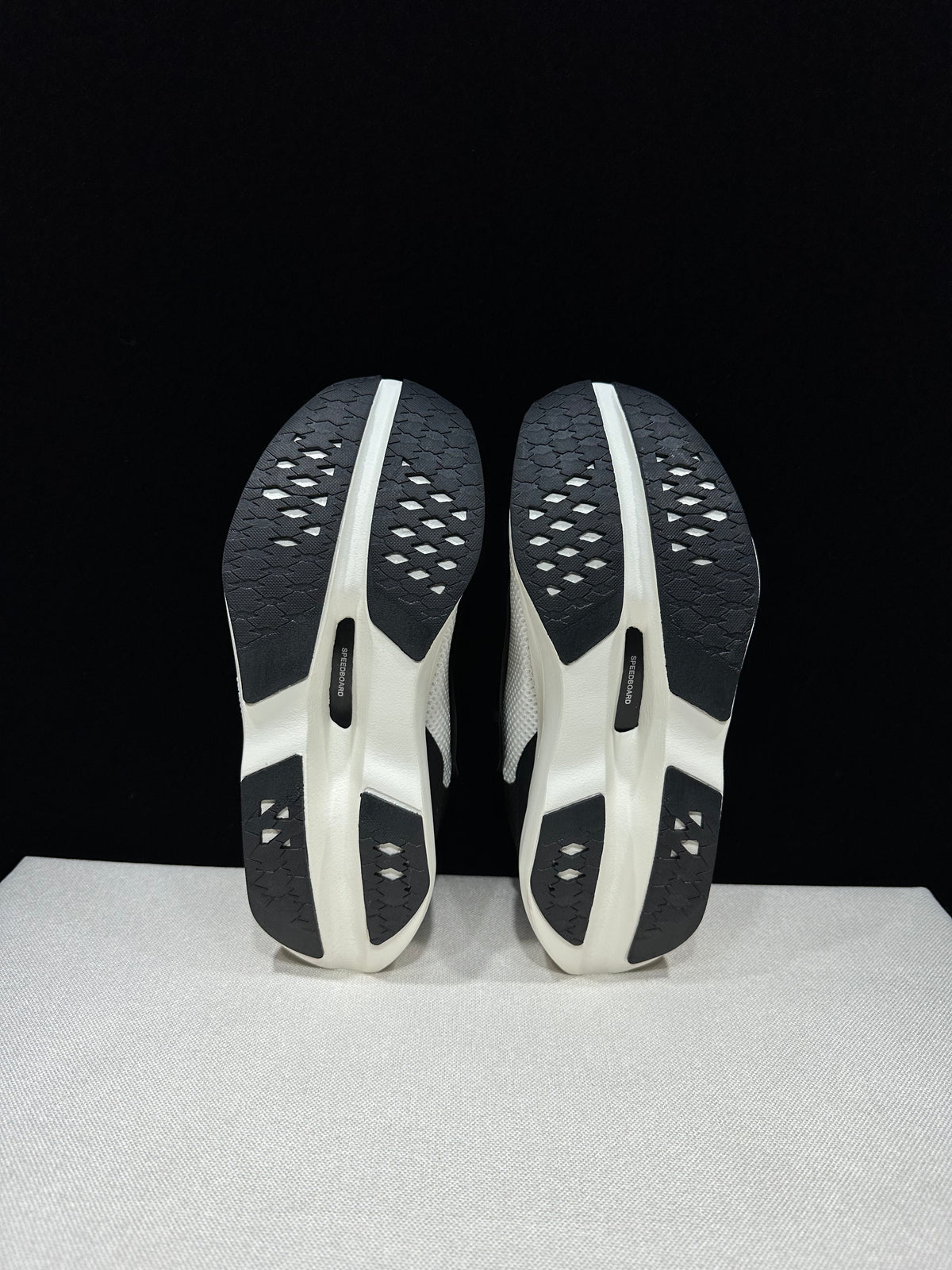 ON - CLOUDBOOM VOLT BLACK WHITE