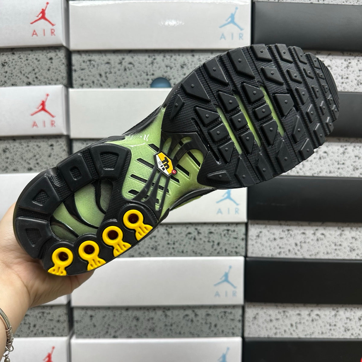 NIKE AIR MAX PLUS Black Volt Ice