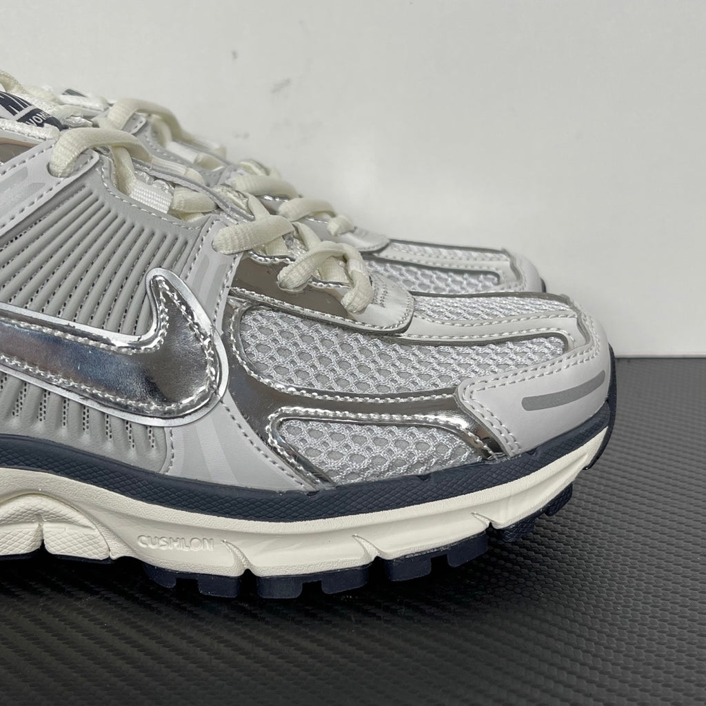NIKE AIR ZOOM VOMERO 5 Photon Dust / Metallic Silver