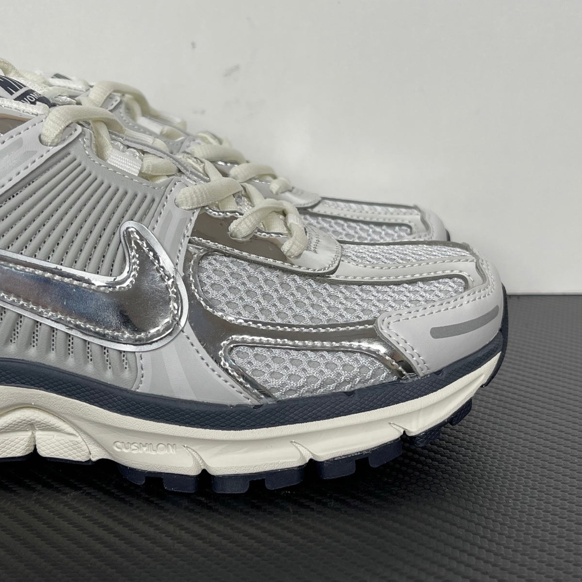NIKE AIR ZOOM VOMERO 5 Photon Dust / Metallic Silver
