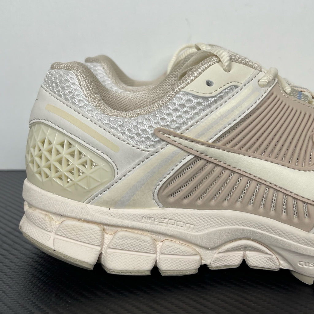 NIKE AIR ZOOM VOMERO 5  Sail / Light Orewood Brown