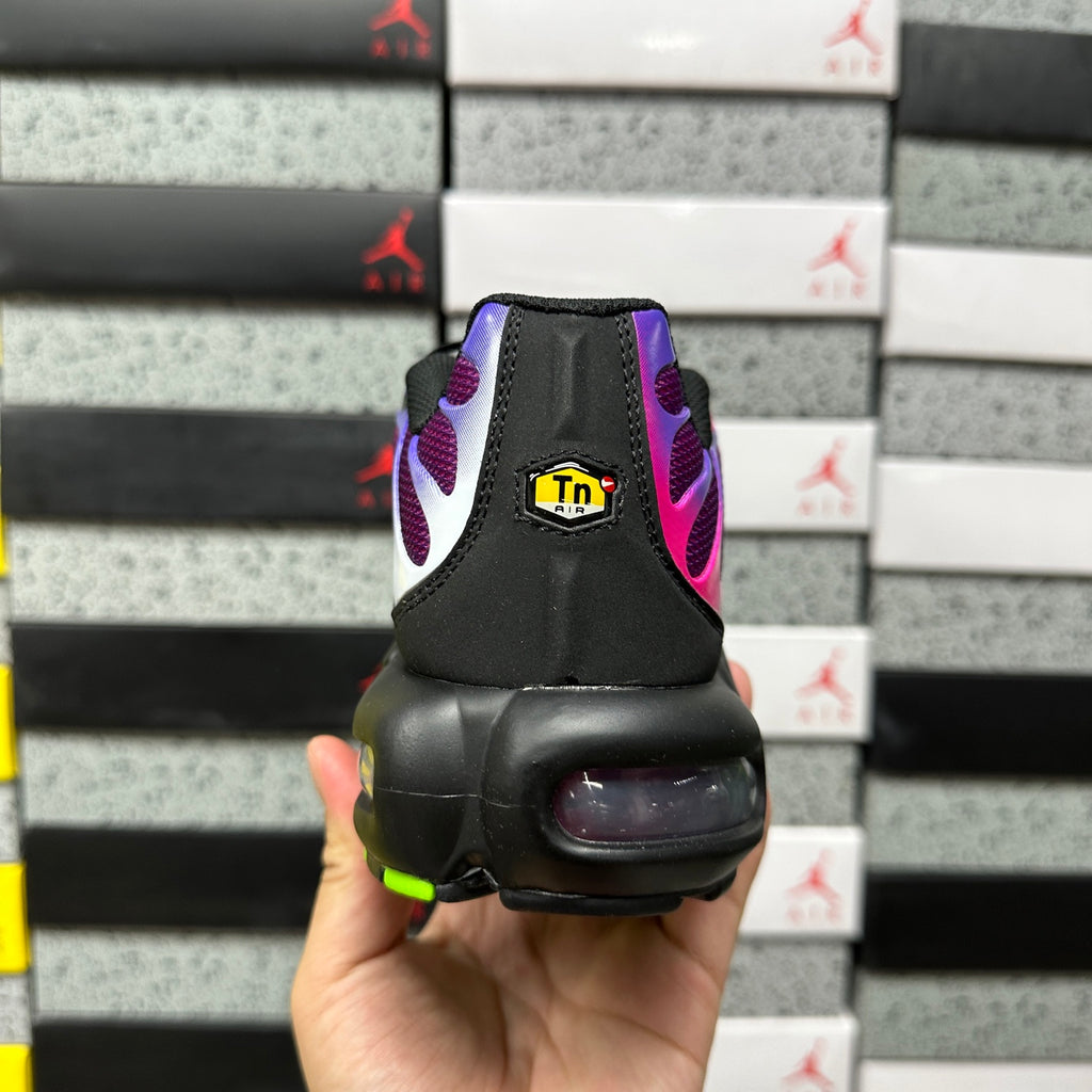 NIKE AIR MAX PLUS Rebellious Air Fireberry
