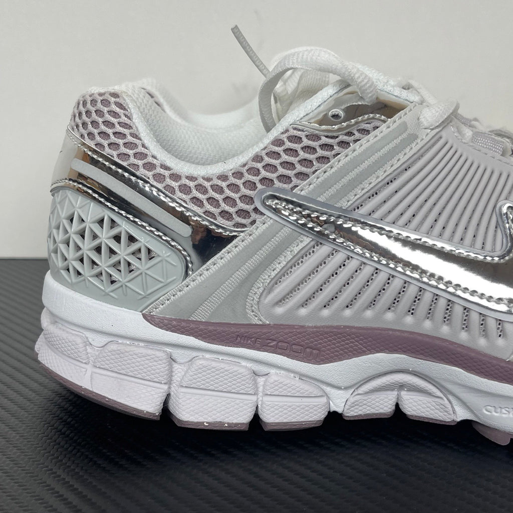 NIKE AIR ZOOM VOMERO 5 Metallic Silver / Platinum Violet