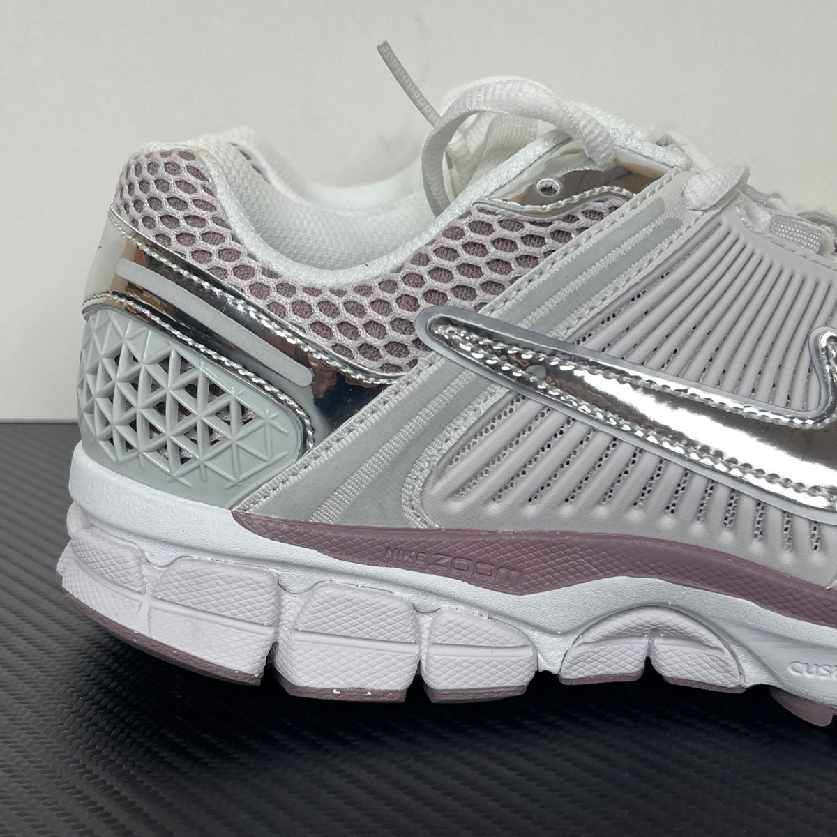 NIKE AIR ZOOM VOMERO 5 Metallic Silver / Platinum Violet