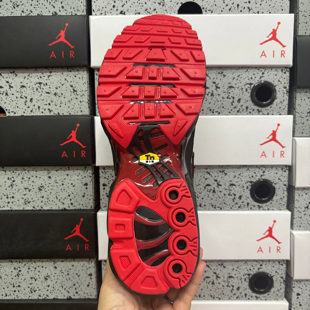 NIKE AIR MAX PLUS Black Red