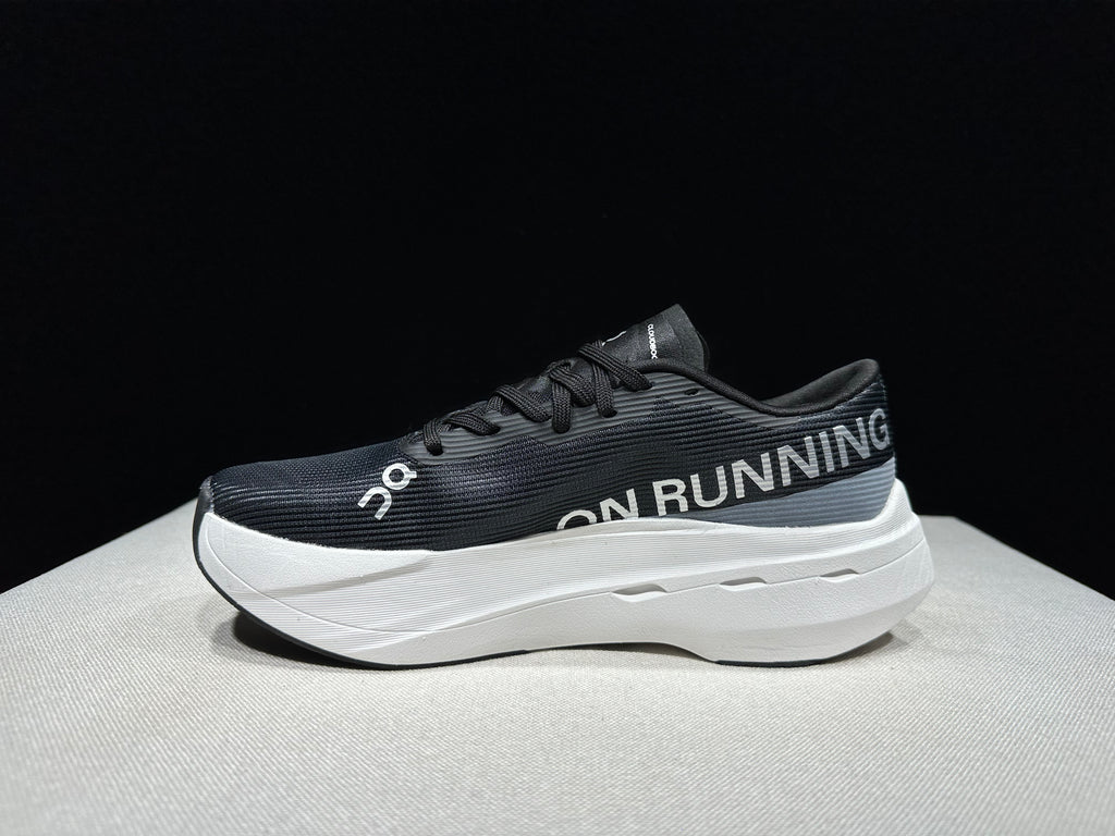 ON - CLOUDBOOM VOLT BLACK WHITE LOGO
