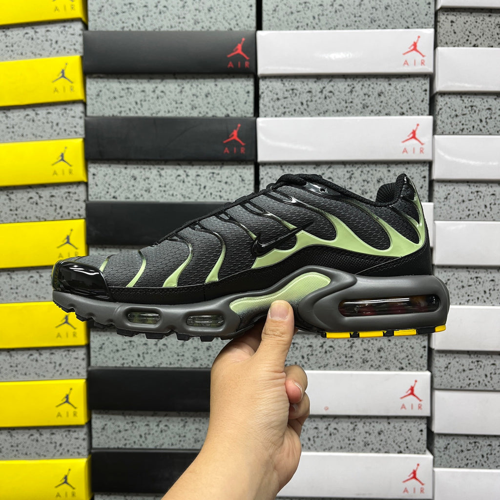 NIKE AIR MAX PLUS Iron Grey Light Liquid Lime Black