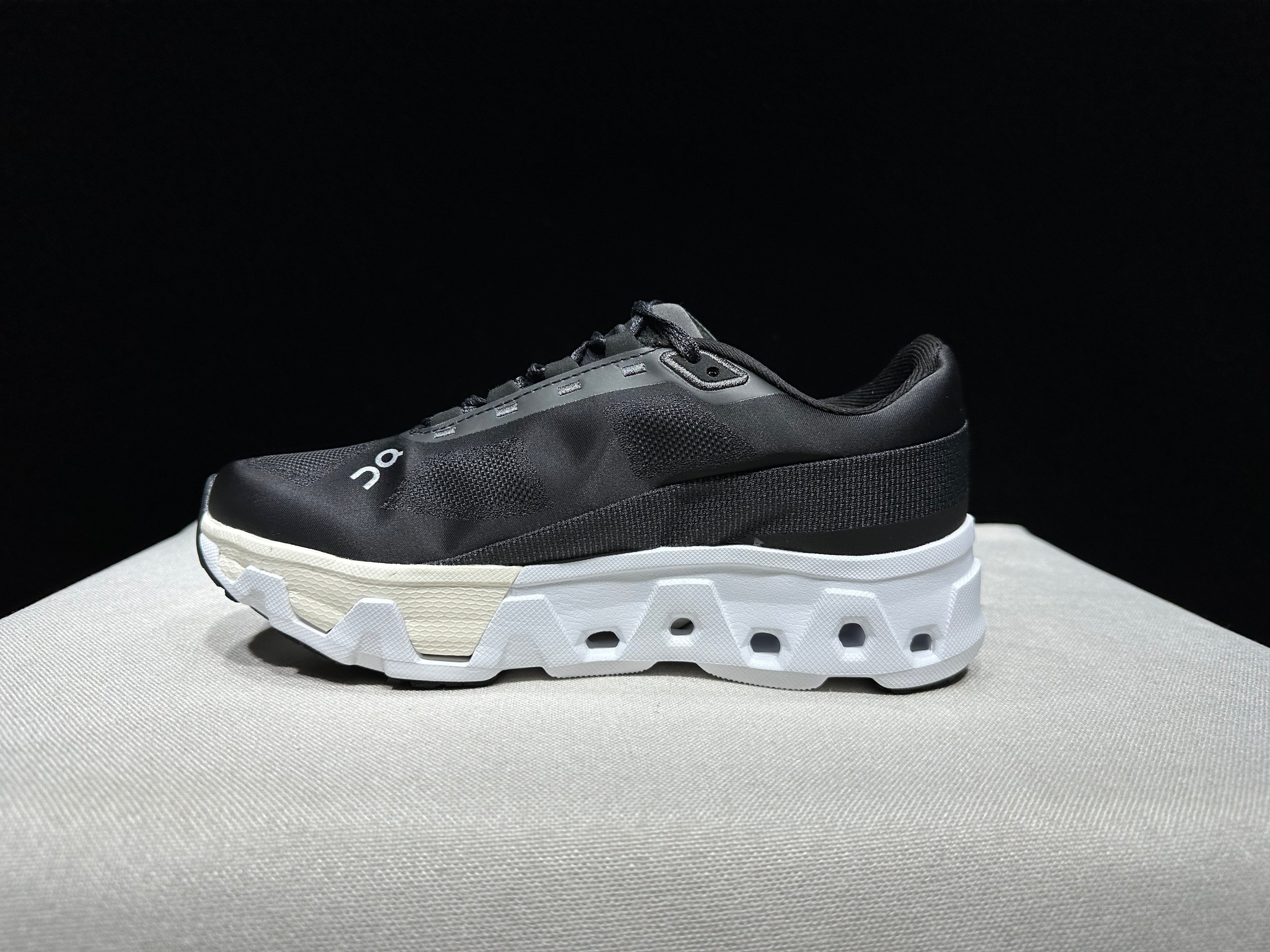 ON - Cloudmonster Hyper 'Black | White'